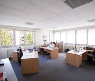 Bureau privé 12 m² 2 postes Coworking Avenue du Douard Aubagne 13400 - photo 8